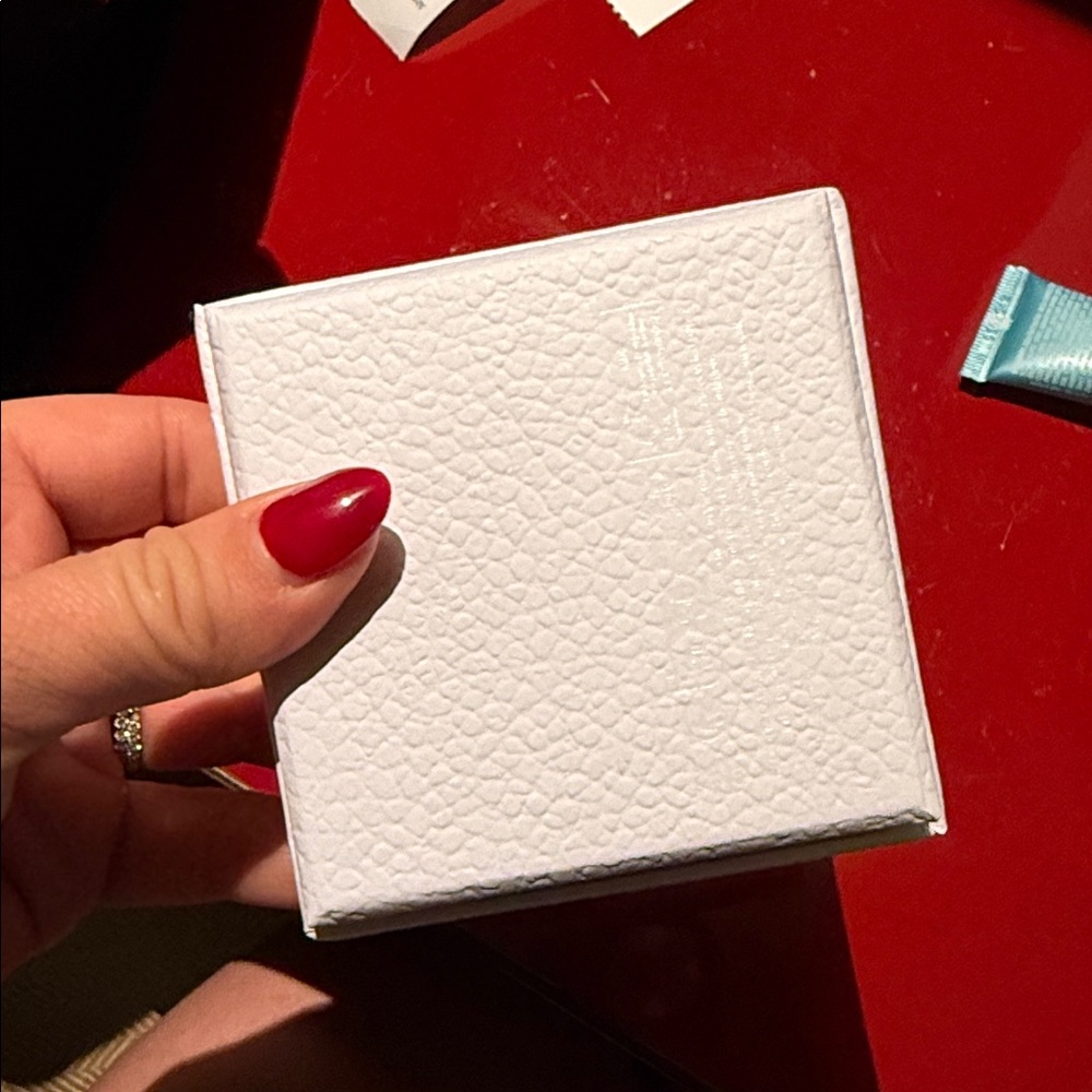 Dior White and Gold Textured Box with Perfume Samples - Picture 4 of 5